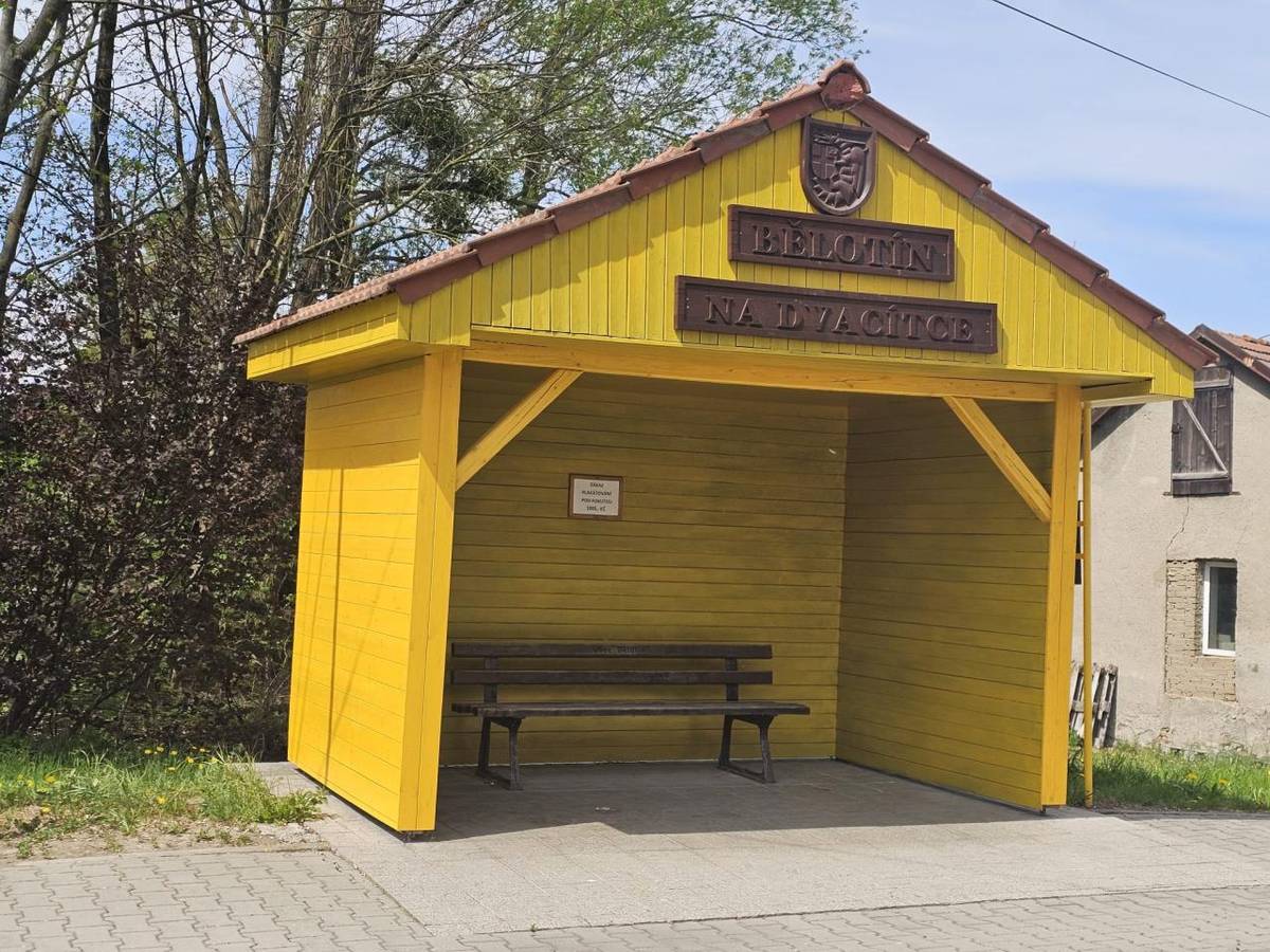 Další dvě čekárny procházejí repasí - údržbou. Bohužel to není čas, co našim čekárnám nejvíce škodí, ale VANDALISMUS.  Například čekárnu "Na dvacítce" někdo posunul celou, takže ji bylo nutné komplet rozebrat a znovu opláštit.  Děkujeme Stolařství Zapalač.