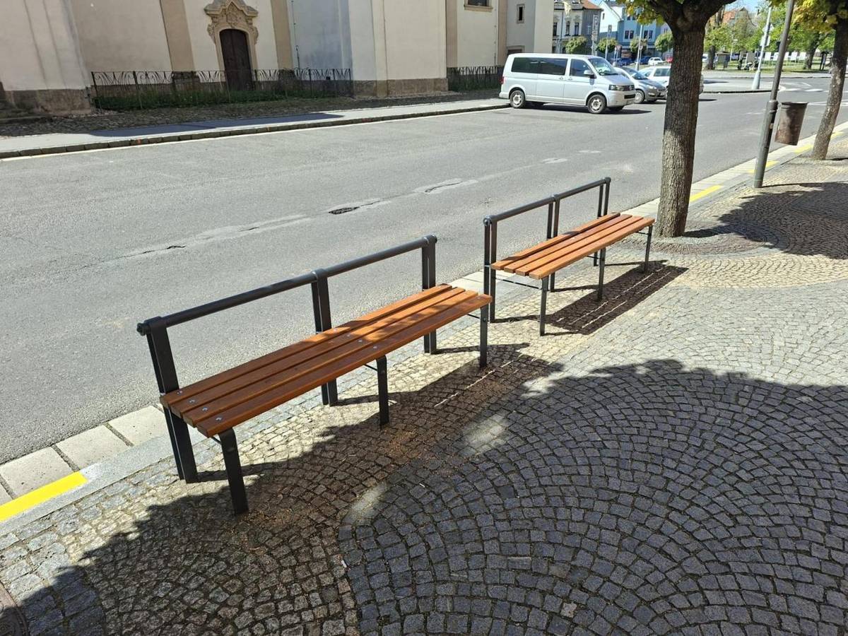 Na náměstí Míru mají lavičky nové dřevěné sedáky a natřeny jsou i jejich ocelové konstrukce. Veřejný prostor je tak opět o něco příjemnější a připravený na nadcházející turistickou sezónu. Za kvalitně odvedenou práci děkuji Robertu Ježkovi a jeho firmě Truhlářství Rozhovice.