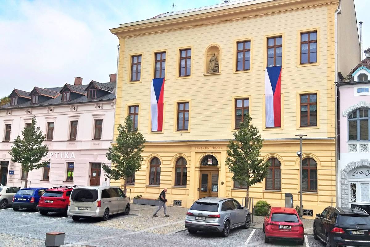 V České republice se během roku slaví sedm státních svátků a sedm svátků ostatních. Den vítězství, který si připomeneme v pátek 8. května, patří mezi ty nejdůležitější z nich. Jeho uctěním si připomínáme památku všech obětí 2. světové války, která právě 8. května 1945 v Evropě dospěla ke svému konci. Město Mnichovo Hradiště v posledních deseti letech usiluje o to, aby se do připomínky zapojilo co možná nejvíc Hradišťáků. Místní, kterým pohnutá historie našeho národa není lhostejná, motivuje, aby v předvečer svátku, nebo klidně i ve větším předstihu, vyvěsili státní vlajky a přispěli tak ke slavnostnímu charakteru dne. Všichni jsou samozřejmě srdečně zváni i k účasti na pietním setkání u pomníku obětem bojů v parku u nádraží, který se uskuteční v pátek ve 14 hodin. Vyvěšení vlajky však umožňuje symbolicky se do oslav zapojit, i když se člověk chystá na prodloužený víkend mimo město. Vlajky jsou obyvatelům města a místních částí k dispozici zdarma nebo za dobrovolný příspěvek na podatelně městského úřadu, a to až do čtvrtka 7. května. Budeme rádi, pokud bude Hradiště v pátek opět tonout v národních barvách a pokud si třeba najdete chvíli na to, abyste svým dětem či vnoučatům vysvětlili, proč vlastně tento svátek slavíme a že se nejedná jen o další den pracovního volna...