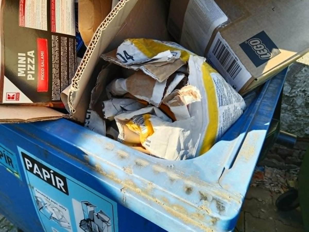 Neustále posloucháme stížnosti z řad občanů na nedostatečnou kapacitu kontejnerových stání v obci. A stále se najdou tací, kteří nerespektují nastavená pravidla a do kontejnerů odkládají věci, co tam nepatří, čímž hrozí, že obsah kontejnerů nebude vůbec vyvezen.