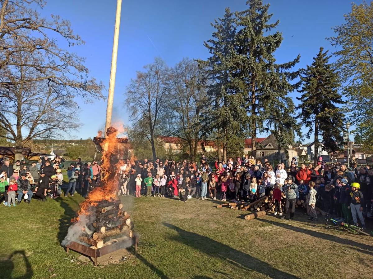 Věříme, že jste si společný večer užili v příjemné atmosféře. Velké poděkování patří našim hasičům za skvělou přípravu a organizaci celé akce. Díky jejich práci mohlo vše proběhnout hladce a bezpečně. Děkujeme také všem, kteří dorazili a podpořili tuto tradiční událost svou účastí.