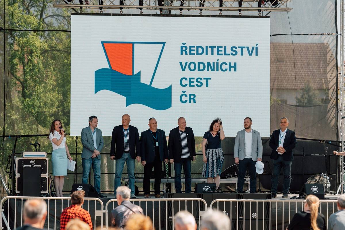 V neděli 3. května jsme společně zahájili novou plavební sezónu – a to ve velkém stylu. Po dvou letech stavebních prací byl areál znovu otevřen a přístaviště bylo oficiálně povýšeno na přístav☀️     Celé odpoledne se neslo v příjemné atmosféře, nechyběl program pro děti, vyhlídkové plavby ani hudba. Na pódiu vystoupily kapely Skamafutra a Huménečko, závěr pak patřil skupině Argema🎼     Slavnostního zahájení se zúčastnili také senátorka Eva Rajchmanová a náměstek hejtmana Jihomoravského kraje Marek Sovka.     Děkujeme všem, kteří se na akci podíleli – technickým službám, hasičům ze Strážnice, zaměstnancům KD Strážničan, stánkařům i kolegům z městského úřadu👏     Velké poděkování patří také partnerům a sponzorům, zejména hlavnímu partnerovi akce – Ředitelství vodních cest – za zásadní podíl na realizaci a financování projektu, a dále společnosti Baťův kanál, o. p. s. a Povodí Moravy😎     Děkujeme i sponzorům: CZECHOSLOVAK OCEAN SHIPPING, VM Footwear, Petr Hobža snack group, Stavební společnost Kněžub, Swietelsky, KLA-LES Keprt a Stavební servis.     Děkujeme i všem návštěvníkům, kteří dorazili a vytvořili skvělou atmosféru💙     Moc díky za krásné fotky Pavlu Slováčkovi 📷 Mrkněte, jsou vážně nádherné: https://eu.zonerama.com/slovacek/Album/15226801