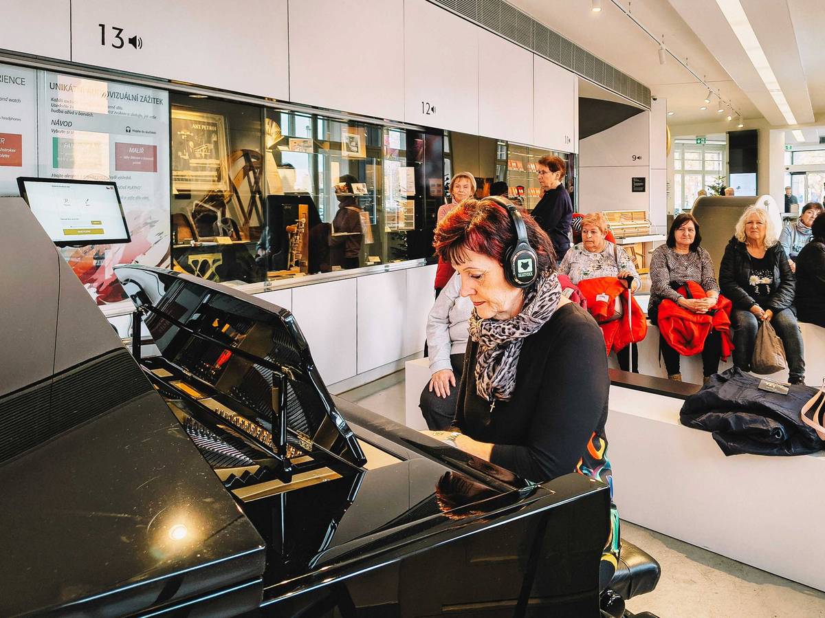 📍 Vydejte se na poutavou komentovanou prohlídku nové expozice PETROF Museum v Infocentru Hradec Králové na Eliščině nábřeží, která je připravená speciálně pro seniory. Čeká vás více než 160 let historie značky PETROF, její důležité milníky i fascinující vývoj klavíru od konstrukce až po výrobu. 📍 Uvidíte autentické nástroje, historické plakáty i fotografie, ocenění a další unikátní artefakty. Součástí expozice je nejstarší klavír z roku 1865 i futuristické pianino Magic Egg. Na závěr prohlídky si můžete vyzkoušet unikátní audiovizuální prvek, kde se tóny vaší hry promění v abstraktní obraz. 📍 První prohlídka se uskuteční už zítra 7. května  od 10 hodin, následně pak vždy první čtvrtek v měsíci až do konce roku. Kapacita je 30 osob. Nejbližší termíny:  ◾ 7. května | 10.00 ◾ 4. června | 10.00 ◾ 2. července | 10.00 ◾ 6. srpna | 10.00 ◾ 3. září | 10.00 🎟  Vstupenky zakoupíte online na hkpoint.cz nebo osobně v Infocentru Hradec Králové nebo na Bílá věž. 🔗 Podrobnosti o expozici naleznete na www.petrofmuseum.cz. ● Ilustrační foto: PETROF Museum