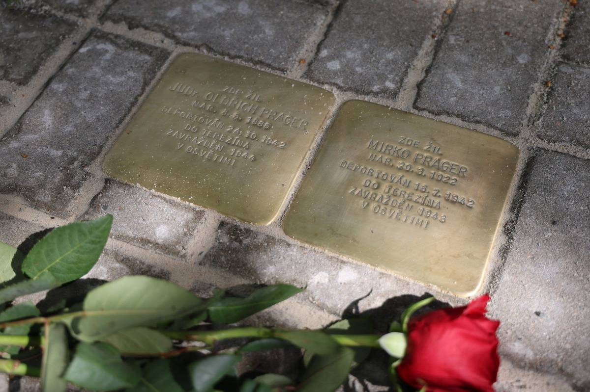 Dnes jsme si v Alšově ulici pietním aktem umístění Kamenů zmizelých (Stolpersteine) připomněli tragický osud našich spoluobčanů.   Oldřich a Mirko Pragerovi byli roku 1942 deportováni do Terezína a později, jen kvůli svému židovskému původu, zavražděni v Osvětimi. Akce proběhla za účasti pozůstalé rodiny Homolových z Kladna, zástupců města, Památníku Terezín, Gymnázia Roudnice nad Labem i veřejnosti.   Akci zorganizovala historička Gabriela Havlůjová, předsedkyně Spolku pro zachování odkazu českého odboje. Setkání doprovodily židovské skladby hudebního souboru Marka Johnstona.     Stolpersteine, doslova „kameny, o které je třeba klopýtnout“ (pohledem), jsou dlažební kostky s mosazným povrchem velké 10×10 cm, vsazené do chodníku před domy obětí nacistického režimu podle původního projektu německého umělce Guntera Demniga.     Děkujeme všem, kteří se podíleli na realizaci, i těm, kteří přišli uctít památku obětí.