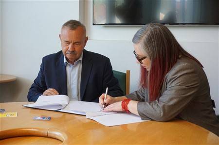 Projekt „Prosím si knižku“, ktorý podporuje čítanie detí už od narodenia bude v Martine pokračovať aj v ďalších rokoch. V pondelok 4. mája podpísali mesto Martin a občianske združenie Krajina čitateľov memorandum o dlhodobej spolupráci. Mesto sa tak zaviazalo projekt ďalej rozvíjať a systematicky podporovať čitateľskú gramotnosť najmenších.