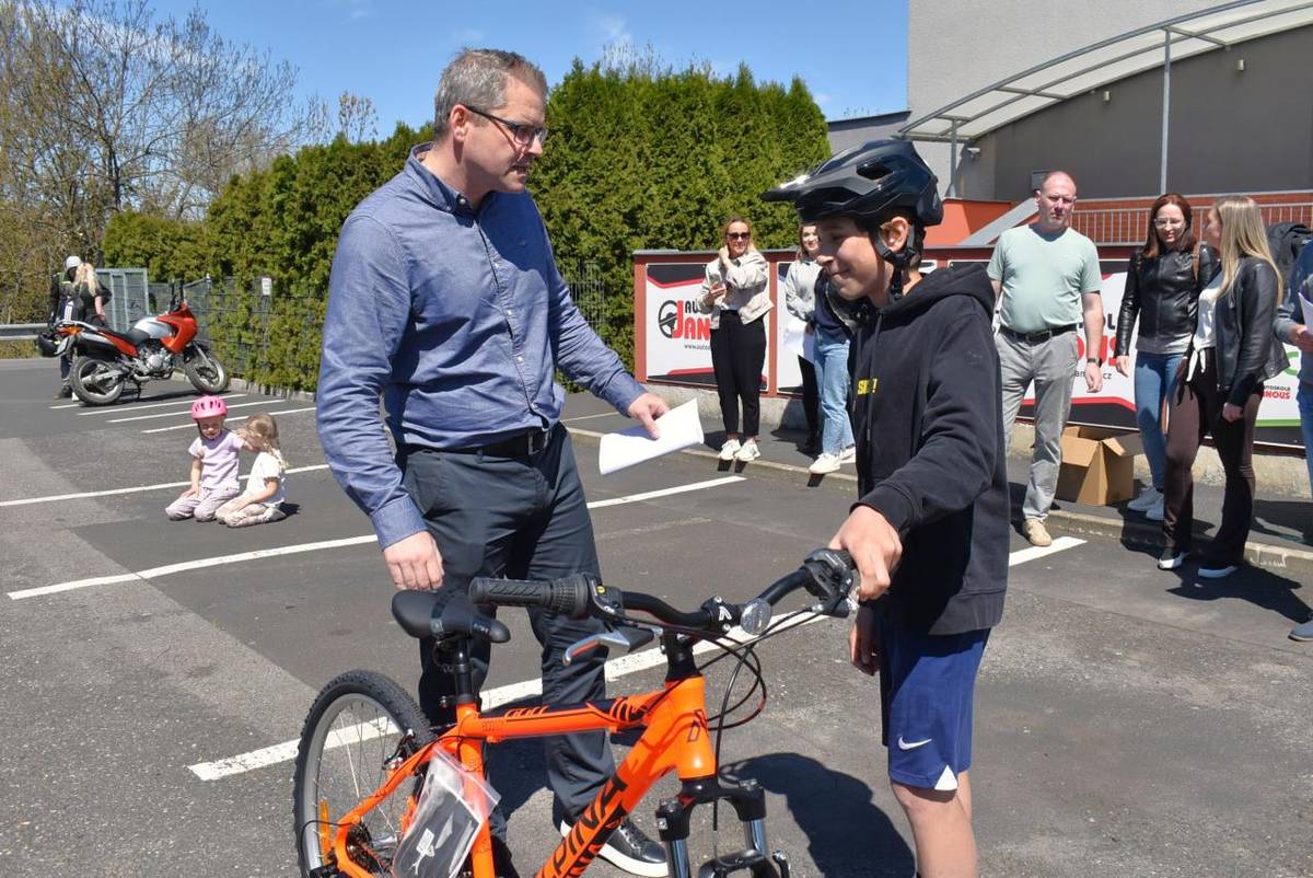 Oblastní kolo Dopravní soutěže mladých cyklistů proběhlo poslední dubnový den na dopravním hřišti v Žatci. Zúčastnilo se jej 64 soutěžících z celého okresu. Vítězem obou kategorií se stali žáci ZŠ Petra Bezruče v Žatci, kteří postupují do krajského kola, které se uskuteční koncem května v Chomutově.