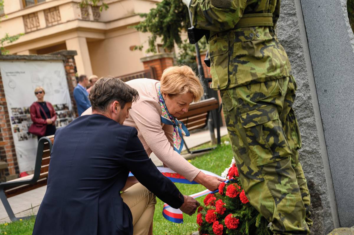 Dnes 7. 5. 2026 v 11:00 byly položeny věnce k památníku obětí v ulici J. Mahena, kterého se zúčastnila místostarostka města Renata Vaculíková spolu se zástupci 21. základny taktického letectva Čásla...
