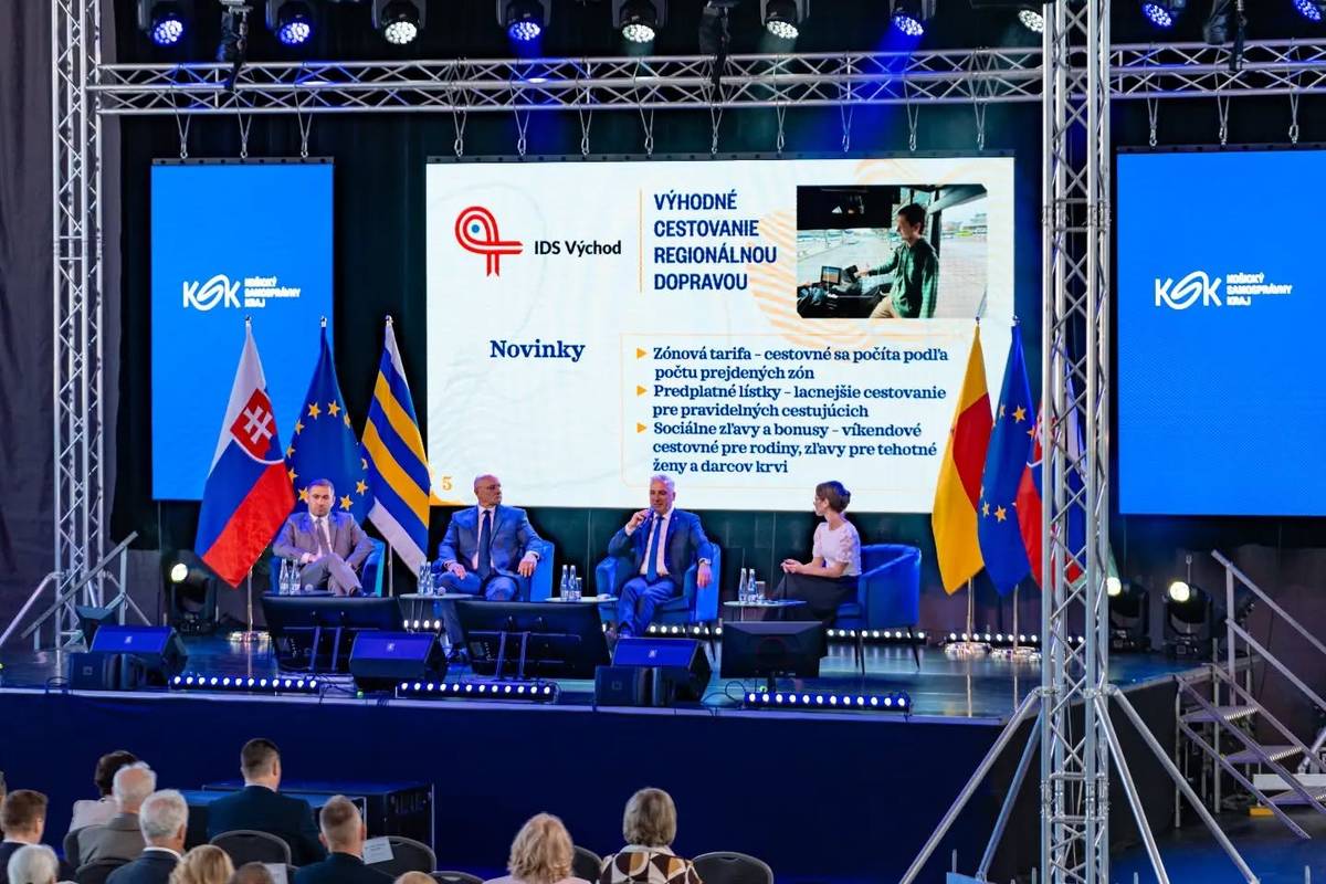 Historicky prvýkrát sa v meste Moldava nad Bodvou v utorok, 5. mája uskutočnilo podujatie Župné dni 2026, počas ktorých Košický samosprávny kraj navštevuje obyvateľov 8 miest. Primátor mesta Slavomír Borovský privítal na Mestskom úrade delegáciu Košického samosprávneho kraja na čele s predsedom Rastislavom Trnkom. Po zdvorilostnom prijatí viedli zástupcovia oboch strán formálnu diskusiu na aktuálny stav kraja pri posedení v rokovacej miestnosti. Po vzájomnej výmene darov sa delegácie presunuli do mestskej športovej haly, kde za účasti zástupcov miest a obcí okresu Košice-okolie pokračovala séria výjazdových rokovaní Župa pre ľudí. Hlavnou témou diskusie bola aktuálna situácia v okrese, jeho rozvojové potreby a konkrétne projekty, ktoré majú najväčší význam pre kvalitu života miestnych obyvateľov. Kraj na stretnutí zároveň predstavil hotové aj plánované investície v regióne. V poobedňajších hodinách sa otvorili brány areálu futbalového štadióna, ktorý pre návštevníkov ponúkol popri hudobno-kultúrnom zážitku aj festival kompetencií košického kraja. Jeho hlavnou témou boli inovácie. Rôzne organizácie predstavovali záujemcom svoju činnosť, remeselníci a producenti prezentovali svoje lokálne výrobky, ktorých župa ocenila svojou značkou. Divákov očarili umelecké aktivity či najmodernejšie inovatívne výdobytky, ako vypaľovanie laserom či programovanie malých robotov, ktoré predstavili študenti robotického krúžku Gymnázia Štefana Moysesa. Publikum si užilo vystúpenie divadla Thália Színház s názvom Košice, mesto lásky, ako aj najlepších folklórnych zoskupení z nášho regiónu. Medzi predstaveniami zabával publikum DJ Just Dave. Hlavnými ťahúňmi však boli koncerty Petra Šrámeka a Alana Murina. V krásnom počasí si tak návštevníci, ktorí sa mimochodom zišli v mimoriadne hojnom počte mohli domov odniesť cenný kultúrny zážitok a vedomosti o kompetenciách kraja. Počas festivalu sa ocenili dobrovoľní hasiči z Okresnej hasičskej jednoty č. 70, ktorá oslávila sté výročie svojho vzniku. Verejnosť mohla vidieť aj slávnostný sprievod hasičov s vlajkami. Oceňovanie sa uskutočnilo pri príležitosti dňa svätého Floriána - patróna hasičov. Ďakujeme Košickému samosprávnemu kraju za prínos kvalitného podujatia do nášho mesta a tešíme sa na ďalšie ročníky. Foto: Košický samosprávny kraj, Mesto Moldava nad Bodvou