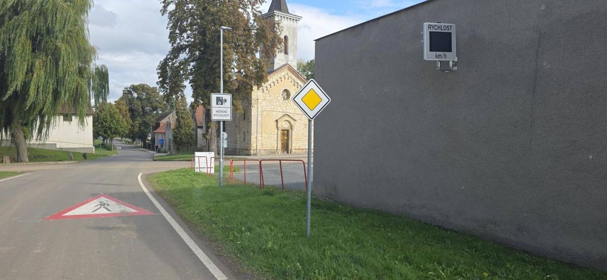 Provedení dopravního značení a instalace radaru.