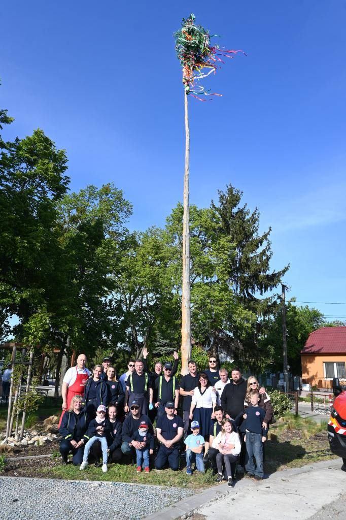 Posledný aprílový podvečer sa v Malinove niesol v znamení farieb, hudby a skvelej nálady. Spoločne sme vztýčili náš máj – symbol novej energie, jari a rozkvitnutej prírody, ktorý bude teraz hrdo zdobiť centrum našej obce.