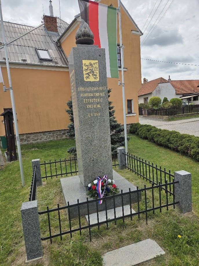 Dnes jsme uctili památku našich spoluobčanů – zemřelých účastníků I. československého odboje a obětí obou světových válek – položením kytice u památníku u obecního úřadu, který byl v loňském roce zrenovován. Srdečně vás zveme dnes od 18.00 hodin na Parket, kde společně zapálíme slavnostní vatru. I tímto gestem vyjádříme úctu občanům naší obce, kteří trpěli, bojovali a často zaplatili tím nejcennějším, aby další generace mohly žít v míru. Připomeňme si společně, že svoboda a mír nejsou samozřejmostí.   -LK-