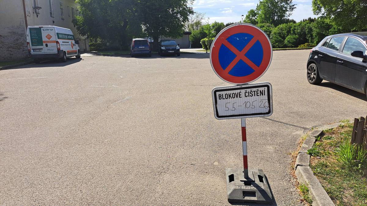 Žádáme občany a návštěvníky Městyse Velké Němčice, aby v období od 5.5.do 10.5. neparkovali svá vozidla na parkovišti u kostela. V tomto období bude probíhat příjezd a montáž zábavných atrakcí-kolotočů na májovou zábavu. Děkujeme za pochopení.