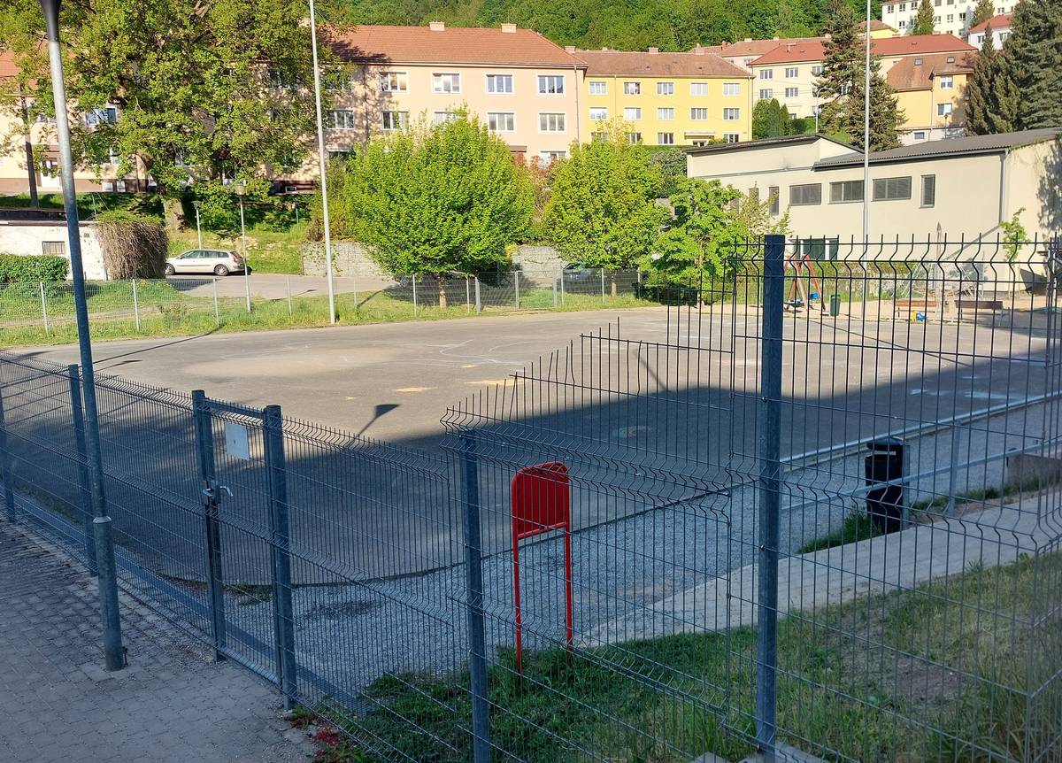 Upozorňujeme občany, že od čtvrtka 7. 5. 2026 budou na hřišti s asfaltovým povrchem na ulici Petra Jilemnického probíhat stavební práce. Hlavní vstupní branka bude uzavřena. Návštěvníci mohou využít vedlejší vstup z ulice Údolní. Při pohybu v areálu dbejte zvýšené opatrnosti. Děkujeme za pochopení.