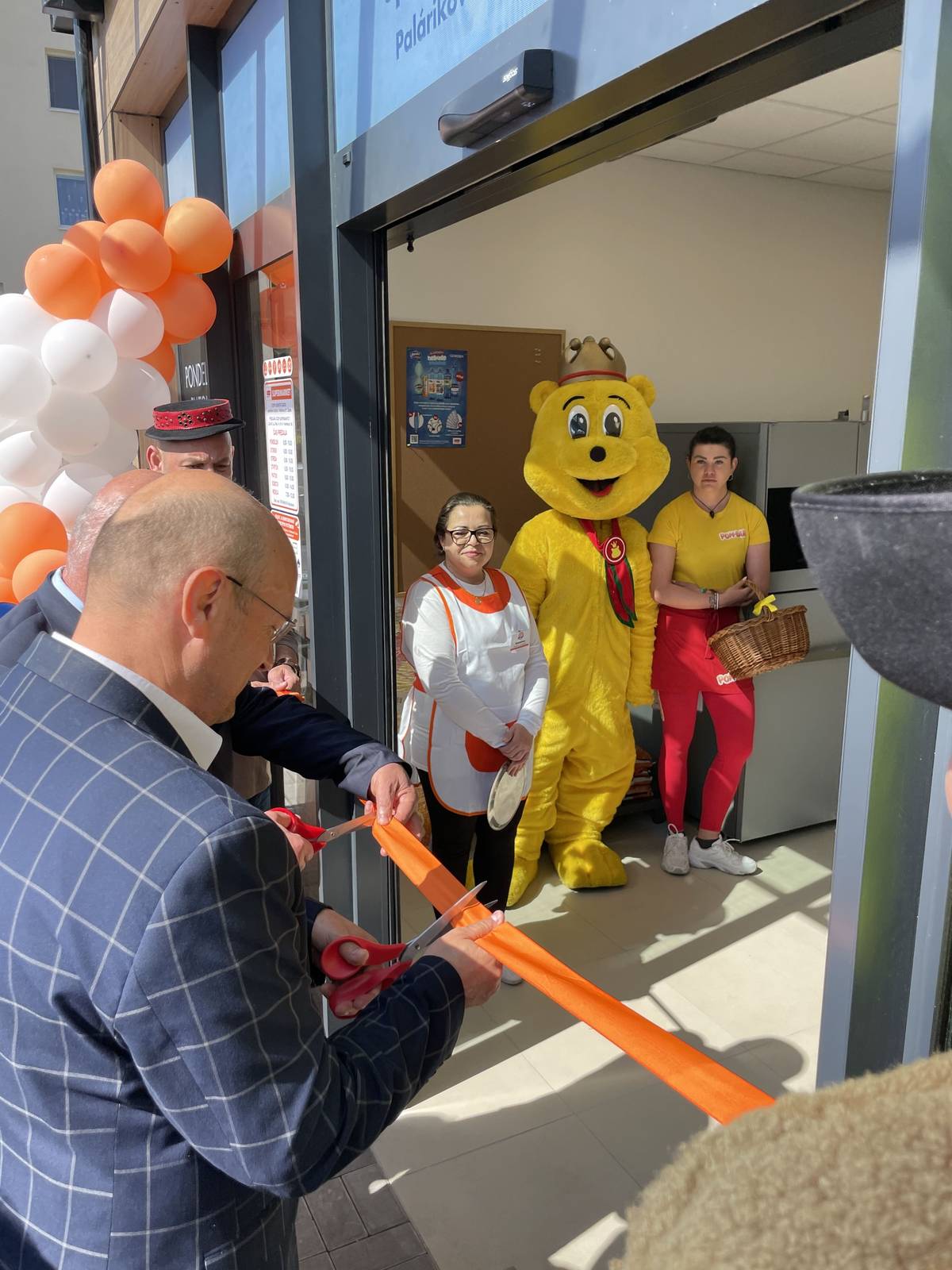🛍️Po Ľuborči, Kľúčovom a Trenčianskej Závade, pribudne zmodernizovaný supermarket COOP Jednota na Janka Palu ulici...  🎊Po slávnostnom prestrihnutí pásky Miroslavom Janíkom, predsedom predstavenstva COOP Jednota Čadca a Milošom Mojtom, primátorom mesta Nemšová sa prevádzka zaplnila nakupujúcimi do niekoľkých minút...   ⏰OTVÁRACIE HODINY Pondelok - Piatok - 6:00 - 19:00 h. Sobota - 6:00 - 14:00 h.  Nedeľa - 7:00 - 12:00 h.
