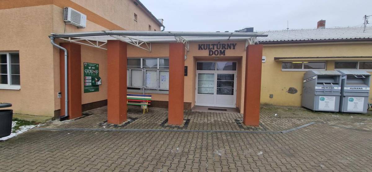 Od dnešného dňa je v našej obci sprístupnený automatický externý defibrilátor (AED), ktorý v prípade núdze pomôže zachrániť ľudský život. Je umiestnený v strede obce, na budove obecného úradu, pred vstupom do kultúrneho domu.