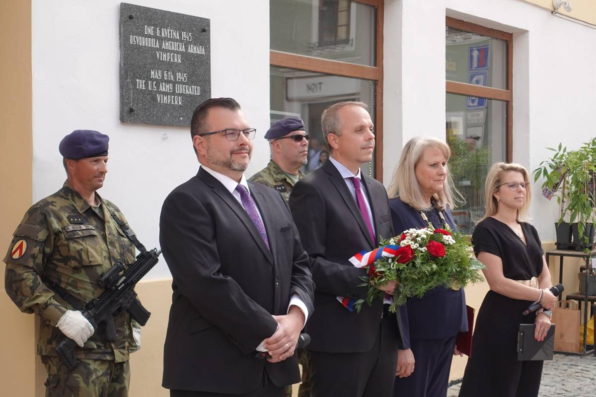 Vimperk si 6. května 2026, na 81. výročí vstupu americké armády do města, připomněl konec II. světové války. Čestnou stráž u pamětní desky drželi vojáci 25. protiletadlového raketového pluku "Tobrucký" ze Strakonic, o hudební doprovod se postaral Dechový orchestr ZUŠ Vimperk, státní hymny Česka a USA zapěl Milan Sečanský a celý akt doplnilo vystoupení vimperských mažoretek Klapeto.