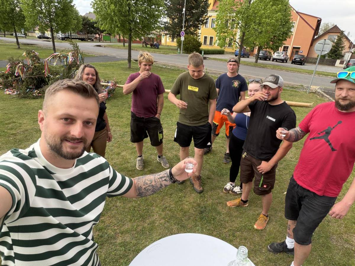 Po několika napínavých hodinách se naše májka opět vrátila tam, kam patří. Po přátelské dohodě ji únosci přivezli zpět a naše obec ji symbolicky vykoupila.