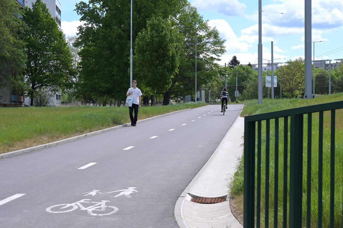 📍 Křižovatka Mileta se po rozsáhlé rekonstrukci otevřela pro automobilovou dopravu. Stavební práce na podchodech a dalších částech pro pěší a cyklisty však i nadále pokračují, proto musí chodci a cyklisté i po otevření křižovatky počítat s omezením a využívat vyznačené obchozí trasy. 🚶♀ Trasa pro pěší Obchozí trasa pro pěší vede stezkou od kruhového objezdu směrem k mostu U Soutoku a podchodem pod Hradeckou ulicí, podél fakultní nemocnice a severní částí Moravského Předměstí. Pro pěší funguje přechod u kruhového objezdu, druhé místo pro přecházení je stávající přechod u zastávek MHD v blízkosti mostu U Soutoku. Současně je zřízen přechod přes Zborovskou ulici v blízkosti nové světelné křižovatky tzv. malé Milety u fakultní nemocnice. 🚴 Trasa pro cyklisty Trasa pro cyklisty převážně kopíruje obchozí trasu pro pěší s drobnou změnou v úseku mezi Hradeckou a Sokolskou ulicí. Cyklisté pojedou přes ulice Hradecká, Domečkova, Benešovu třídu a parkoviště u Harmonice, Slunečná, Durychova až na Sokolskou ulici. Trasa je pro oba směry stejná. 🟢 Otevření podchodu pod Sokolskou ulicí (blíže k FNHK): 1. června 2026 🟢 Otevření zbylých podchodů: 3. srpna 2026 🔗 Další informace o průběhu rekonstrukce křižovatky Mileta můžete sledovat na speciální webové stránce www.hradeckralove.org/mileta.