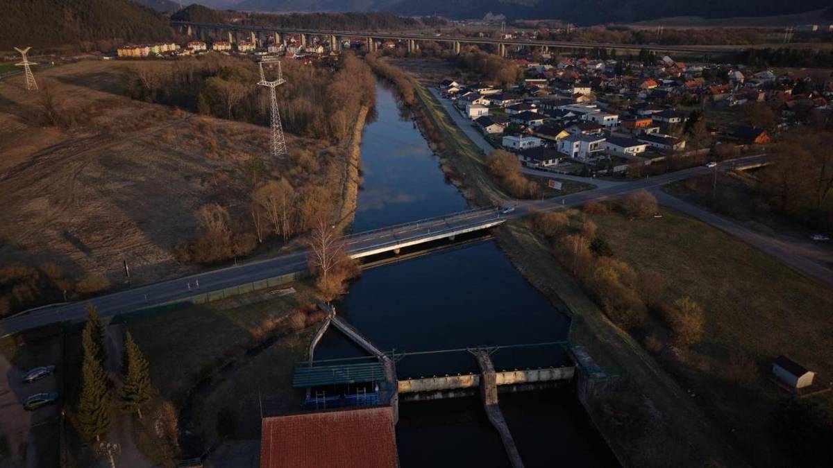 Z dôvodu rekonštrukcie mosta pri Uhorskej Vsi je cesta do Liptovského Jána uzavretá. Vodiči tak môžu dočasne bezplatne využívať nevyhnutnú časť diaľnice.  Upozorňujeme však, že niektorí vodiči prichádzajúci z východu (od Liptovského Hrádku) nesprávne schádzajú z diaľnice pri Liptovskom Jáne do protismeru – využívajú nájazd na diaľnicu ako výjazd. Takéto konanie je v rozpore s pravidlami cestnej premávky a hrozí zaň pokuta, prípadne až odobratie vodičského preukazu.  Žiadame vodičov, aby od tohto nebezpečného správania upustili. Ak chcú zísť v Liptovskom Jáne, nech pokračujú po diaľnici až ku kruhovému objazdu pri Liptovskom Mikuláši, kde sa bezpečne otočia a pri ceste naspäť pri Liptovskom Jáne  použijú riadny zjazd z diaľnice.  Ďakujeme za pochopenie a ohľaduplnosť.