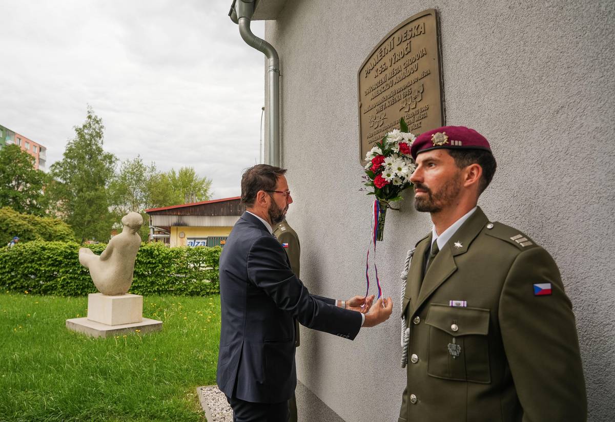 CHODOV (6. května 2026) - Chodov a jeho obyvatelé si ve čtvrtek 7. května připomenou 81. výročí konce 2. světové války a uctí památku padlých. Vzpomínkový akt začíná v 11 hodin u Památníku obětem válek v městském parku, o půl hodiny později pak pokračuje na hřbitově u hrobu válečných zajatců a následně se přesune k památníku ve Staré Chodovské. Na akci jsou srdečně zváni všichni obyvatelé města.