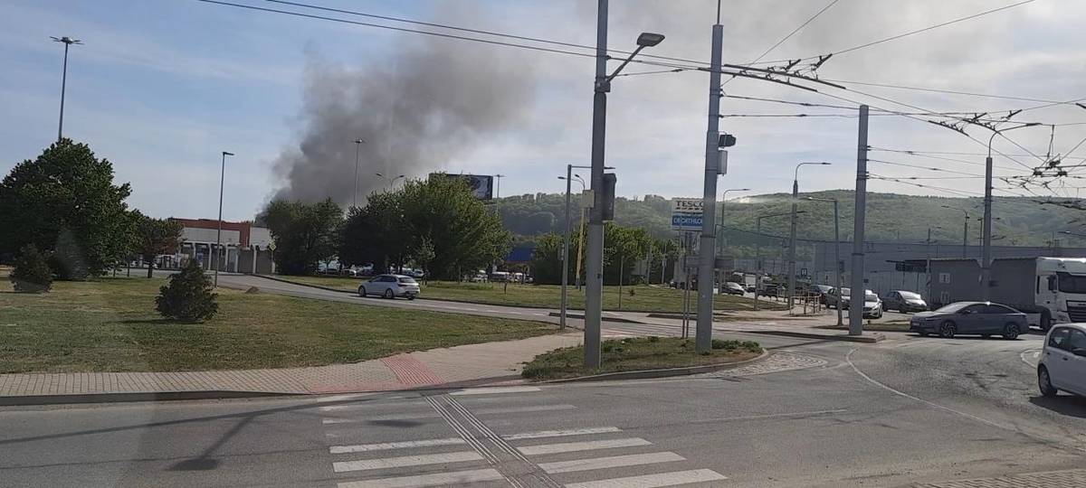 Z dôvodu požiaru plastového odpadu vo firme EBA na ul. Košickej v Prešove Vás žiadame o zvýšenú opatrnosť.  Môže dôjsť k zhoršeniu kvality ovzdušia, najmä vzhľadom na nepredvídateľnosť silného vetra, ktorý môže šíriť dym a škodliviny do okolia.