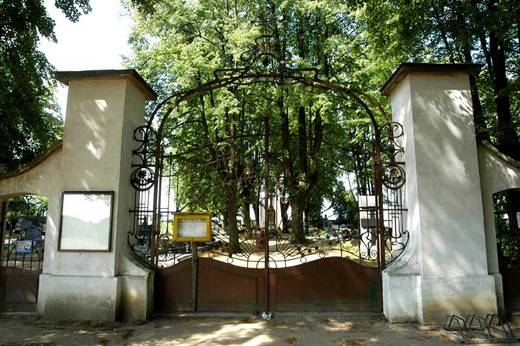 Od úterý 5. května do čtvrtka 7. května bude zcela uzavřena příjezdová cesta ke hřbitovu (Struhy). Důvodem je plánovaná kompletní rekonstrukce povrchu komunikace, která zahrnuje odstranění výmolů. Po dobu prací nebude možné ke hřbitovu zajíždět motorovými vozidly. Děkujeme na pochopení a trpělivost