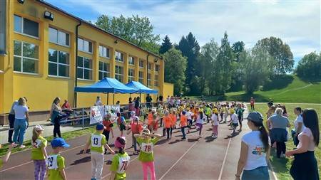 Už 13. ročník obľúbeného športového podujatia pre najmenších – Martinské olympijské hviezdičky – sa niesol v znamení slnečného počasia, radosti z pohybu a rekordnej účasti. Do súťaže sa zapojilo až 90 detí z 15 materských škôl, čo je najvyšší počet v histórii podujatia.