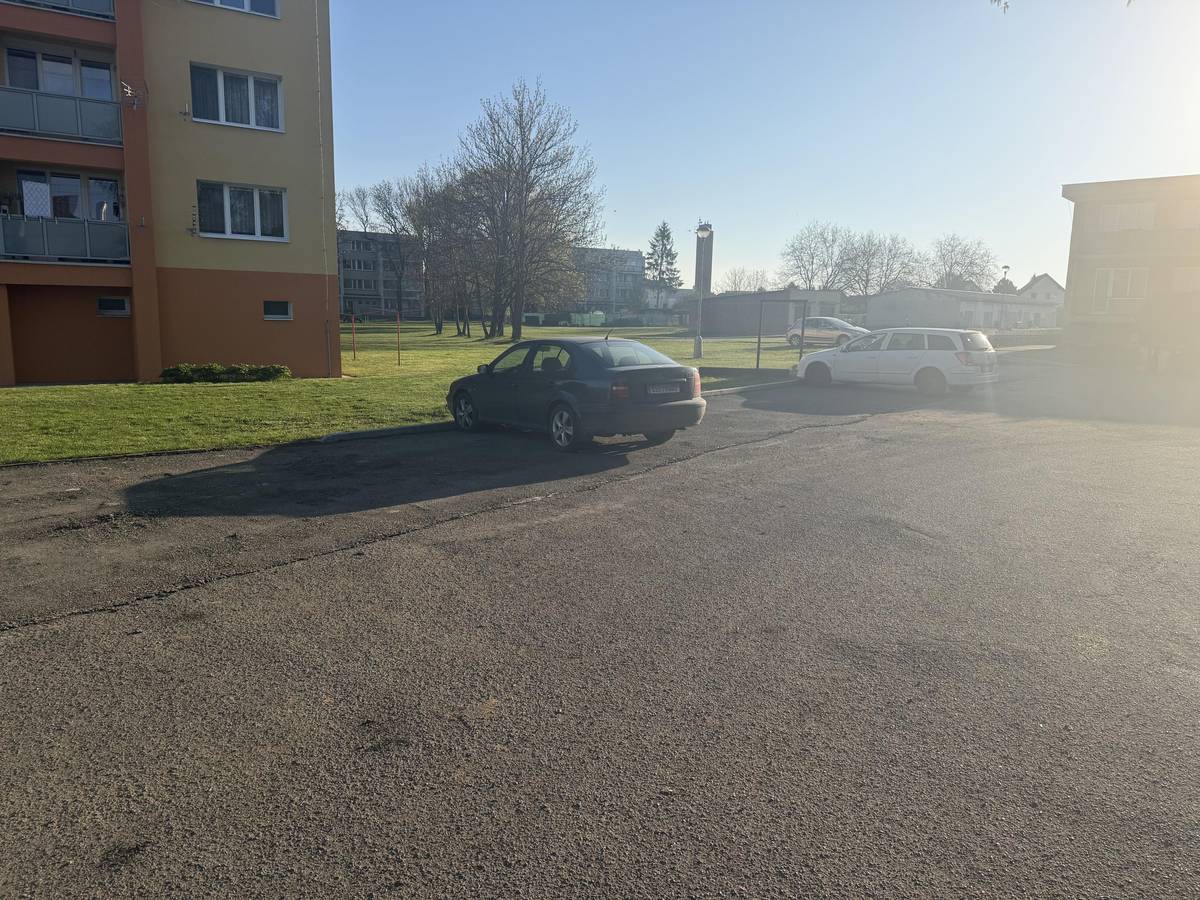 ℹ️ V minulých dnech jsme provedli revitalizaci parkoviště za místní prodejnou COOP 🅿️.  🗣️ Věříme, že navýšení kapacity a úpravu plochy ocenění, jak návštěvníci obchodu, tak zejména obyvatelé bydlící v okolí 🚗.