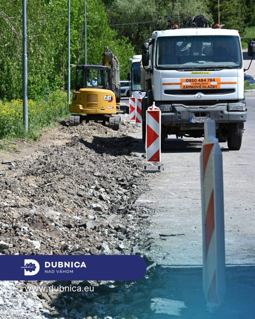 Počas posledných dní sa podarilo dokončiť rekonštrukciu chodníka na Prejtskej ulici v dĺžke približne 400 metrov. Ďalším chodníkom, ktorý podstupuje modernizáciu je ten pri areáli ZVS.