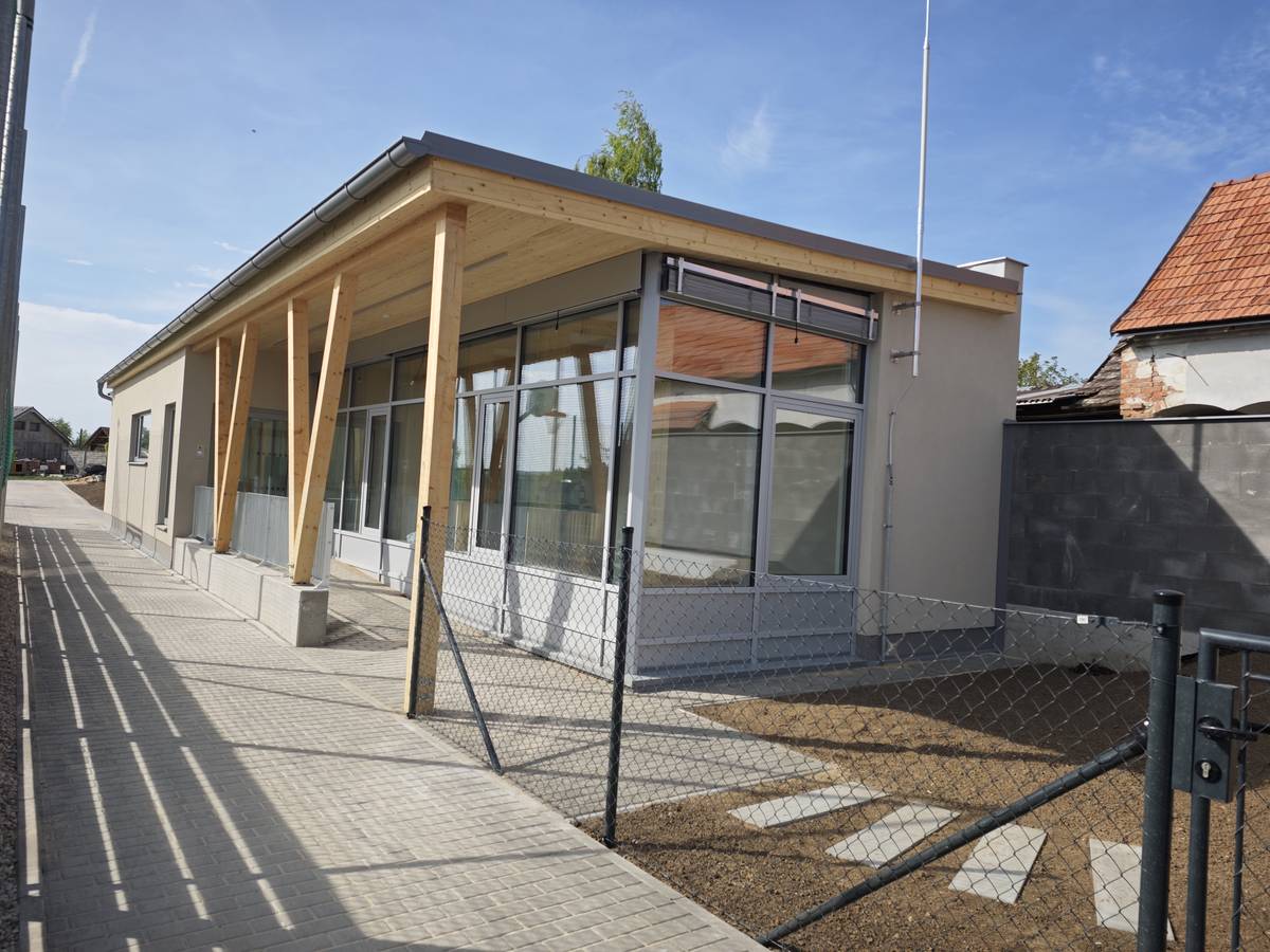 👶 Dětská skupina Šumice roste do finální podoby! 🏡✨ Máme velkou radost, že stavba dětské skupiny byla úspěšně dokončena a oficiálně předána. V těchto dnech už netrpělivě čekáme na dodání vnitřního vybavení, aby bylo vše připraveno pro naše nejmenší. 💛 Velké poděkování patří stavební firmě, stavebnímu dozoru i projektantům za profesionální přístup a skvěle odvedenou práci. 👏 Současně stále probíhají výběrová řízení na pracovní pozice v dětské skupině. Více informací naleznete zde: 👉 https://www.sumice.eu/pracovni-pozice Zároveň spouštíme nábor dětí do dětské skupiny od věku 2 let. Přihlášku ke stažení najdete na: 👉 https://www.sumice.eu/zadosti-a-formulare-1 Těšíme se na nové malé objevitele i budoucí členy našeho týmu. 😊