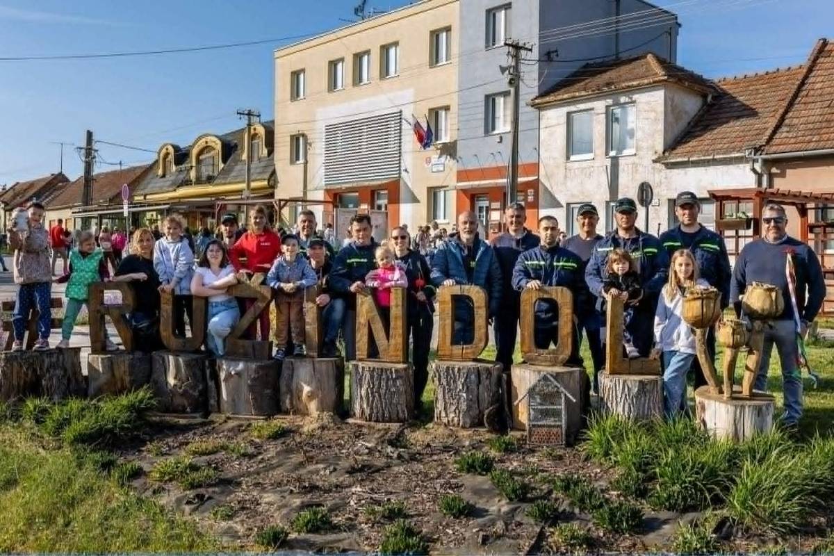 Dnes sme sa v našej krásnej obci Ružindol zišli, aby sme si spoločne uctili jednu z najkrajších tradícií našich predkov – stavanie mája