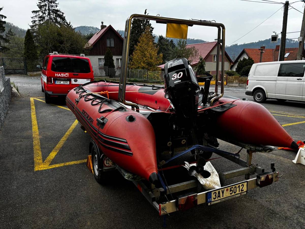 Obec Solenice nabízí na základě zveřejněného záměru funkční gumový člun QS 530 s motorem Mercury 30 HP z roku 2007 a přívěsem, který byl využíván JSDH Solenice.