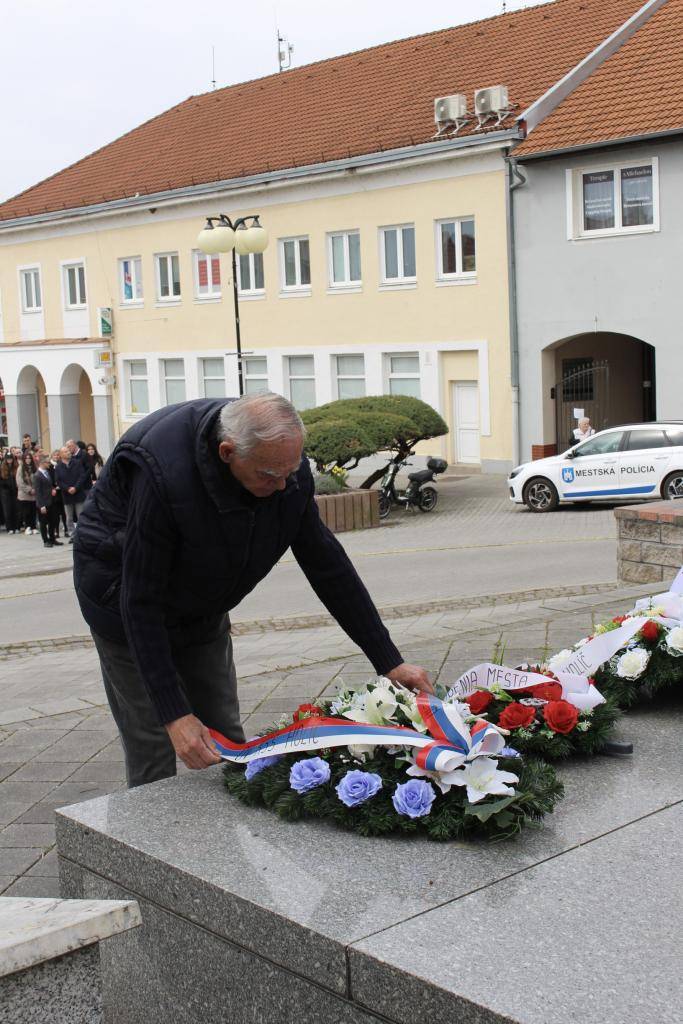 Dňa 10. apríla sa na Námestí mieru pri Pomníku padlých vojakov uskutočnil slávnostný pietny akt pri príležitosti 81. výročia oslobodenia nášho mesta.