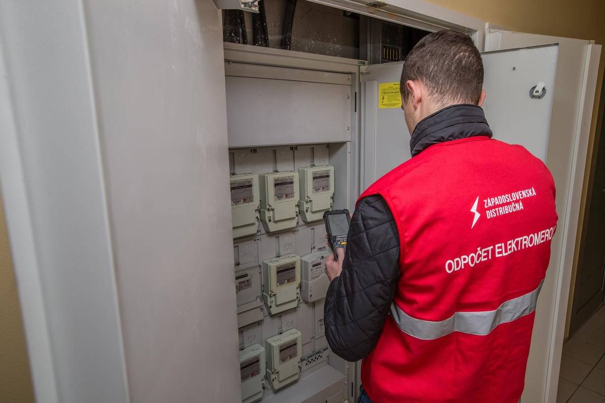 Viac informácií k odpočtu elektromerov nájdete v prílohe.  További információkat a villanyóra leolvasásáról a mellékletben olvashatnak.
