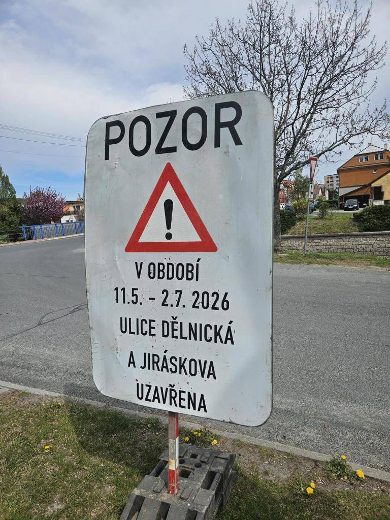 Vážení občané,  rádi bychom vás informovali, že informační tabule umístěné u ulic Jiráskova a Dělnická obsahují nesprávné datum. K uzavírce v uvedeném termínu NEDOJDE. Tabule si umístila stavební firma bez souhlasu města.  Uzavírka ulic Jiráskova a Dělnická bude povolena až po vydání rozhodnutí.