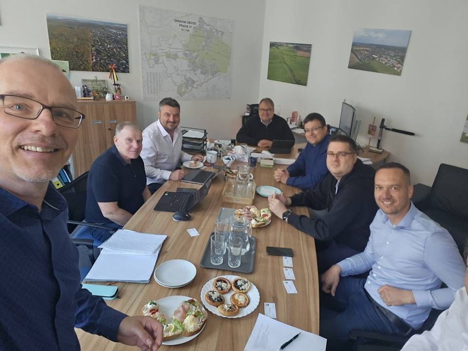 V minulém týdnu 28. 4. 2026 proběhlo na Úřadu městské části Praha 21 jednání se zástupci organizace ROPID (Regionálním organizátorem Pražské integrované dopravy). Hlavním tématem setkání byly plánované změny v systému veřejné dopravy, které se dotýkají naší městské části. Zástupci ROPID představili svou vizi dalšího rozvoje a úprav linek městské hromadné dopravy v nadcházejícím období. Vedení městské části při této příležitosti upozornilo na dlouhodobé problémy, které je trápí. Diskuse se zaměřila zejména na potřebu posílení vytížených autobusových linek, lepší návaznost autobusových spojů na vlakovou dopravu a kvalitnější dopravní propojení směrem na Uhříněves. O průběhu jednání pro vás připravujeme podrobnější článek do Zpravodaje.