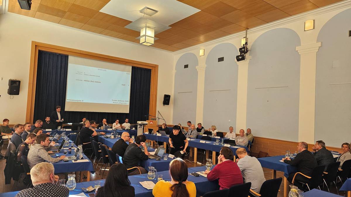 V úterý 28. dubna 2026 se uskutečnilo 22. jednání Zastupitelstva města Boskovice. Na programu bylo celkem 20 bodů, přičemž nejdelší diskuzi vyvolalo stanovení počtu zastupitelů na další volební období a činnost Výboru pro média a participaci.