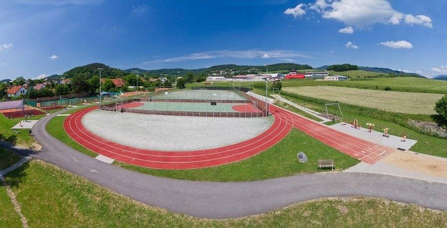 Studená rána jsou snad již minulostí, denní světlo se nám taky pěkně prodlužuje, takže od dnešního dne měníme provozní dobu, která bude nyní od 8 do 20 hodin. K dispozici jsou samozřejmě obě hřiště, s umělou trávou i umělým povrchem, zacvičit si můžete na workoutu nebo jen tak proběhnout po běžeckém oválu. Připraveny jsou i všechny tři antukové tenisové kurty, stejně jako hřiště na plážový volejbal. Těšíme se na Vás!