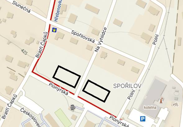 V souvislosti s konáním 13. ročníku, letos již mezinárodního cyklistického závodu DEKOM SYSTÉM Sudety Tour, který se uskuteční v Broumově a na Broumovsku ve dnech 9.–10. 5. 2026, může být v případě potřeby využita k parkování účastníků závodu a jejich doprovodu zatravněná plocha na sídlišti Spořilov. Jedná se o pozemky v majetku města, přiléhající ke komunikaci Pionýrská. Tato plocha bude využita pouze v případě naplnění kapacity jiných parkovacích míst. Pořadatel zajistí organizaci parkování prostřednictvím pořadatelské služby a po skončení akce bude zajištěn úklid celého prostoru. Děkujeme za pochopení a vstřícnost. Pořadatel závodu CzechCycleHub, pobočný spolek Hradec Králové