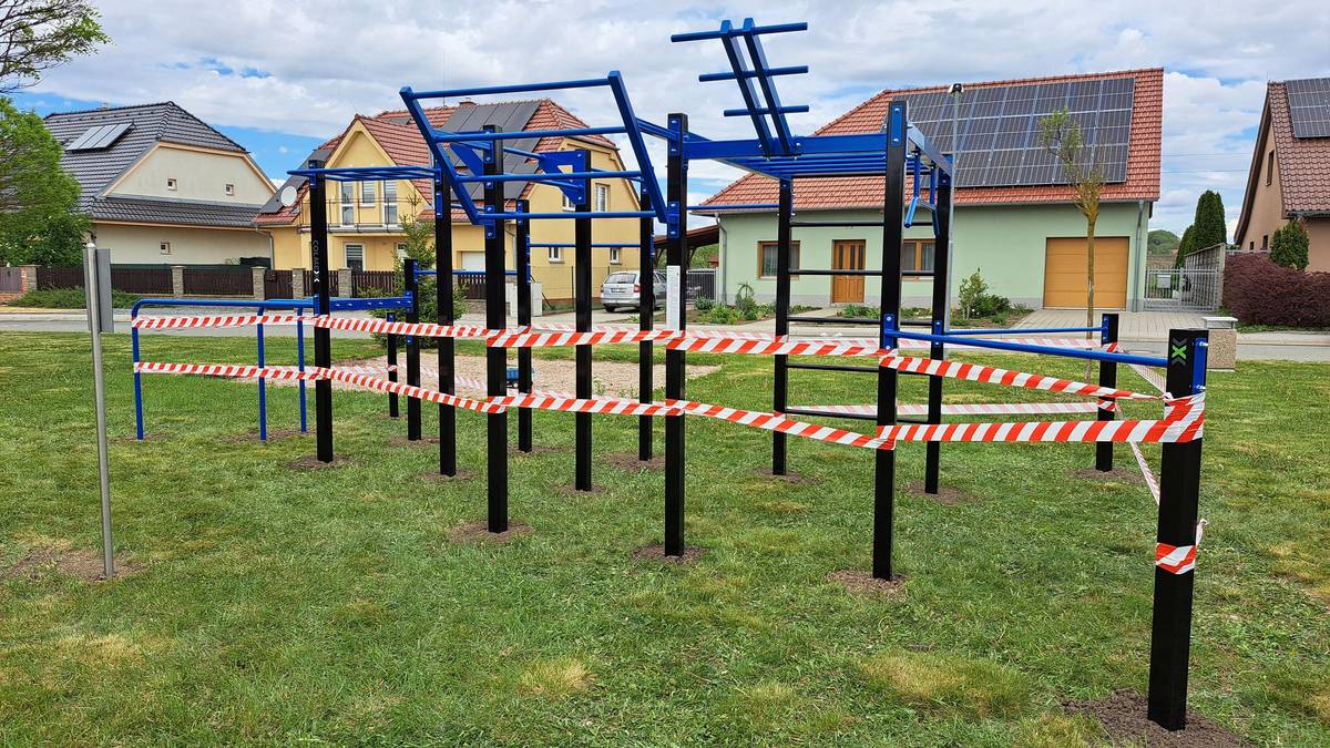 Dnes bylo nově instalované workoutové hřiště v ulici Pod Hospodou. Do pondělí 11.5. 2026 platí z důvodu bezpečnosti občanů a možného poškození majetku městyse, zákaz vstupu na tento herní prvek. Děkujeme za pochopení.