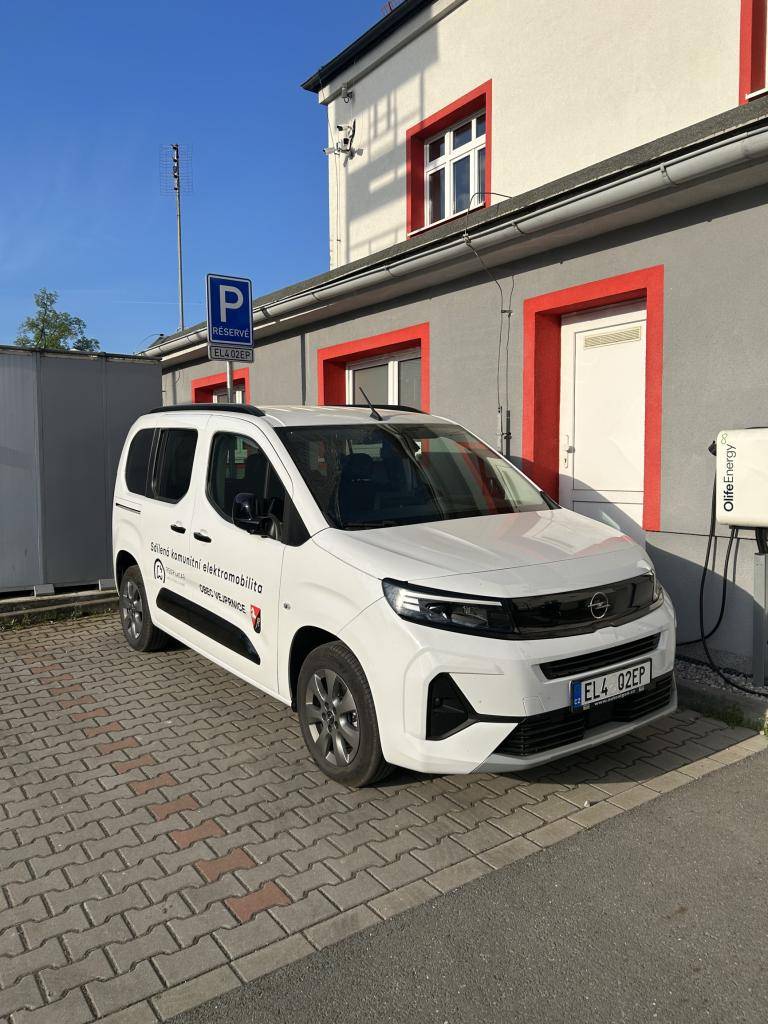 Služba byla spuštěna 1. dubna a už evidujeme prvních 5 zápůjček.Auto je k dispozici především v odpoledních hodinách, kdy není využíváno pro Senior dopravu Vejprnice, a také o víkendech a svátcích.Jsme rádi, že i ve Vejprnicích máme moderní službu, která dává smysl a už teď pomáhá místním s dopravou