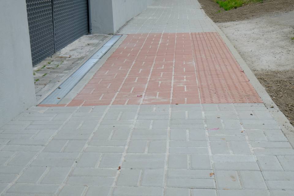 Poslední úsek chodníku podél hlavní silnice mezi ulicemi Zlivská a Rohožnická je hotov.   Součástí stavebních prací byla oprava úseku chodníku o celkové ploše 260 m². Původní povrch byl nahrazen novou zámkovou dlažbou včetně podloží. V rámci rekonstrukce došlo také k výměně a doplnění obrubníků v místech, kde to bylo potřeba. Důležitou součástí projektu byly i úpravy spádů u vjezdů a doplnění odtokových kanálků, které přispějí k lepšímu odvodu dešťové vody. Nový chodník zároveň myslí i na bezpečnost a bezbariérovost – byly zde instalovány reliéfní prvky pro osoby se zrakovým postižením. Celkové náklady na realizaci činily přibližně 1,5 milionu korun včetně DPH. Stavební práce probíhaly během dubna 2026. Děkujeme občanům za trpělivost po dobu rekonstrukce. Nový chodník je nyní plně k dispozici veřejnosti.