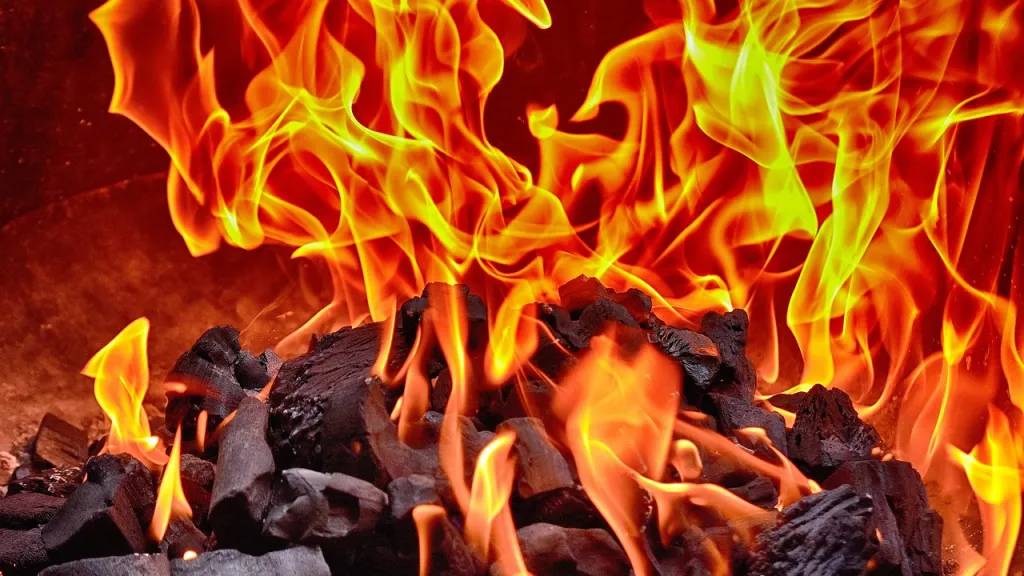 Na území Zlínský kraj bylo od 6.května 2026 vyhlášeno období nepříznivých klimatických podmínek, a z důvodu zvýšeného rizika požárů proto platí zákaz spalování trávy a odpadu, rozdělávání ohně v přírodě i používání pyrotechniky. Opatření platí až do odvolání.