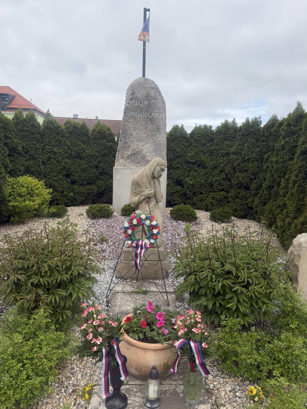 Celé Česko a také náš městys si dnes připomíná Den vítězství ✌🏼.  🌺 Je důležité si tato data a s tím spojené události připomínat ❗️  Krásný sváteční den a také prodloužený víkend 🇨🇿.