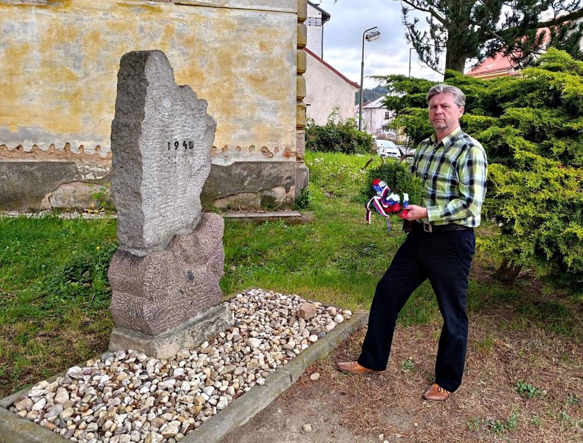 Starosta města Ing. Jan Altman a místostarosta František Blovský se zúčastnili vzpomínkové akce u příležitosti osvobození města. Položili věnce k pomníkům, aby uctili památku padlých a připomněli důležité historické události spojené s tímto dnem.