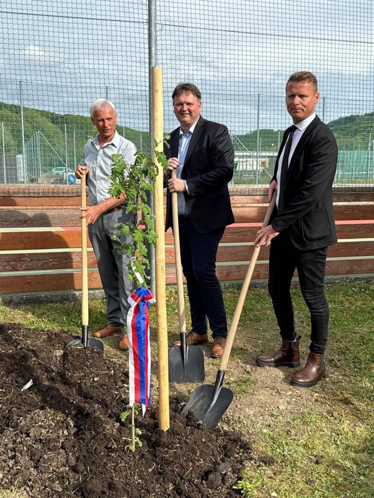 Hody na začátku května jsou spojené i s připomenutím si osvobození obce a konce 2. světové války. V loňském roce jsme takto přivítali rumunskou velvyslankyni, její excelenci Anthoanetu Bárta a v letošním roce jsme ještě před zapálením hodů uskutečnili setkání představitelů i hasičů obcí