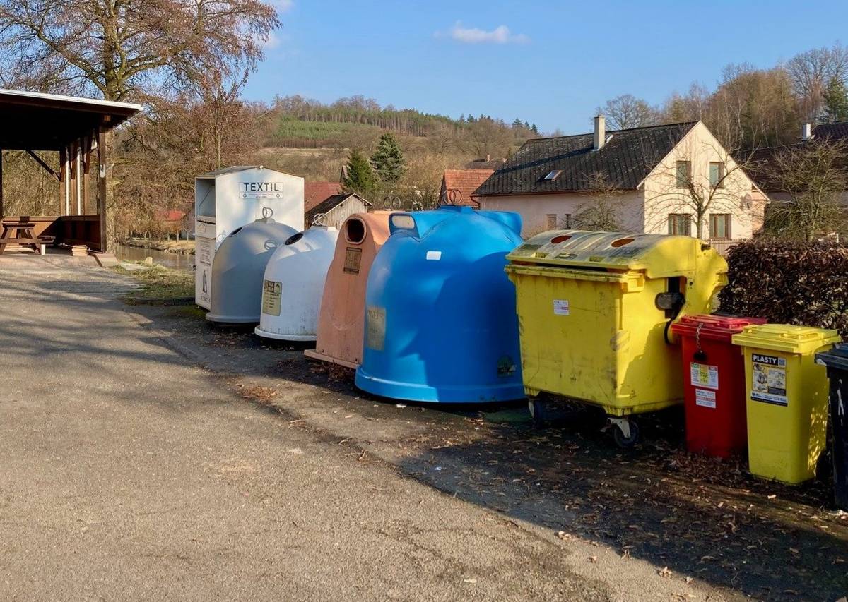 Zapište si prosím termín přistavení kontejneru na objemný a nebezpečný odpad - pátek 12.6.2026 ráno (bude přistaven až do pondělí). ♻️🗑 Zároveň připomínáme splatnost poplatku za odpady do konce května (800 Kč za trvale žijícího občana nebo za nemovitost). Úhradu prosíme provést na účet obce: b.ú. 524731349/0800, do poznámky stačí uvést číslo popisné, za které platíte.  Děkujeme! 💙