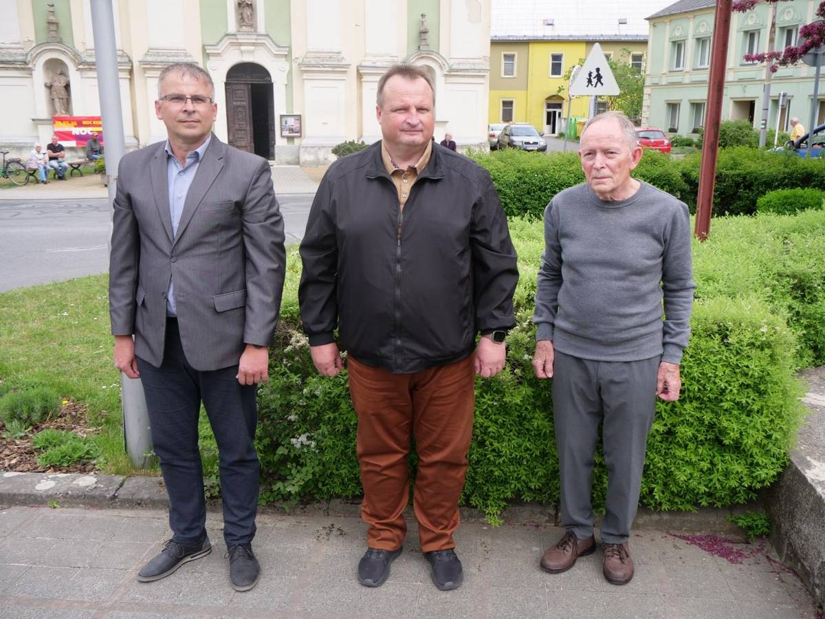 Dnes odpoledne vedení města položilo věnce u památníků na náměstí ČSA a v Hynčicích při příležitosti zítřejšího 81. výročí konce druhé světové války a osvobození našeho území.