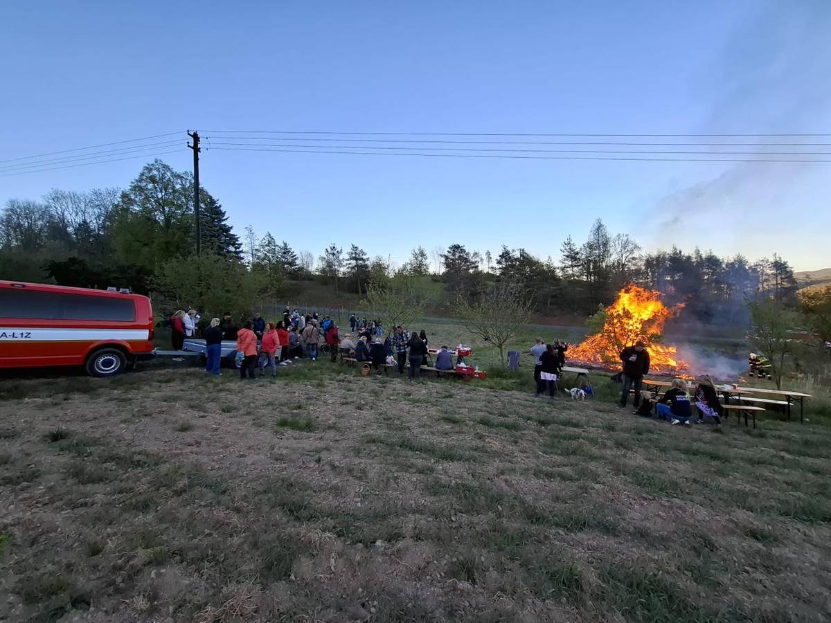 SDH Solenice uspořádalo tradiční pálení čarodějnic a stavění májů na Pacově a u hasičské zbrojnice.