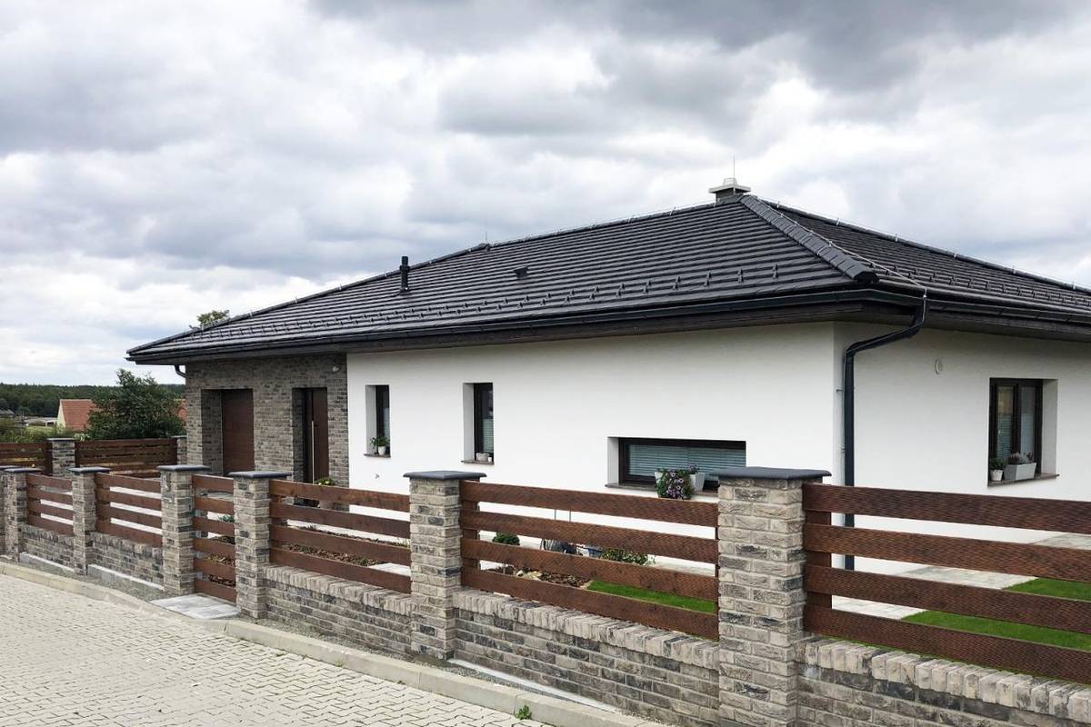 Vážení spoluobčané, dne 30. 3. 2026 schválilo obecní zastupitelstvo Změnu č. 3 Územního plánu obce Zbůch. Změna nabyla účinnosti 24. 4. 2026, její oficiální zveřejnění proběhne v nejbližších dnech.  Tato změna územního plánu mj. stanovuje i nová pravidla, týkající se oplocení.